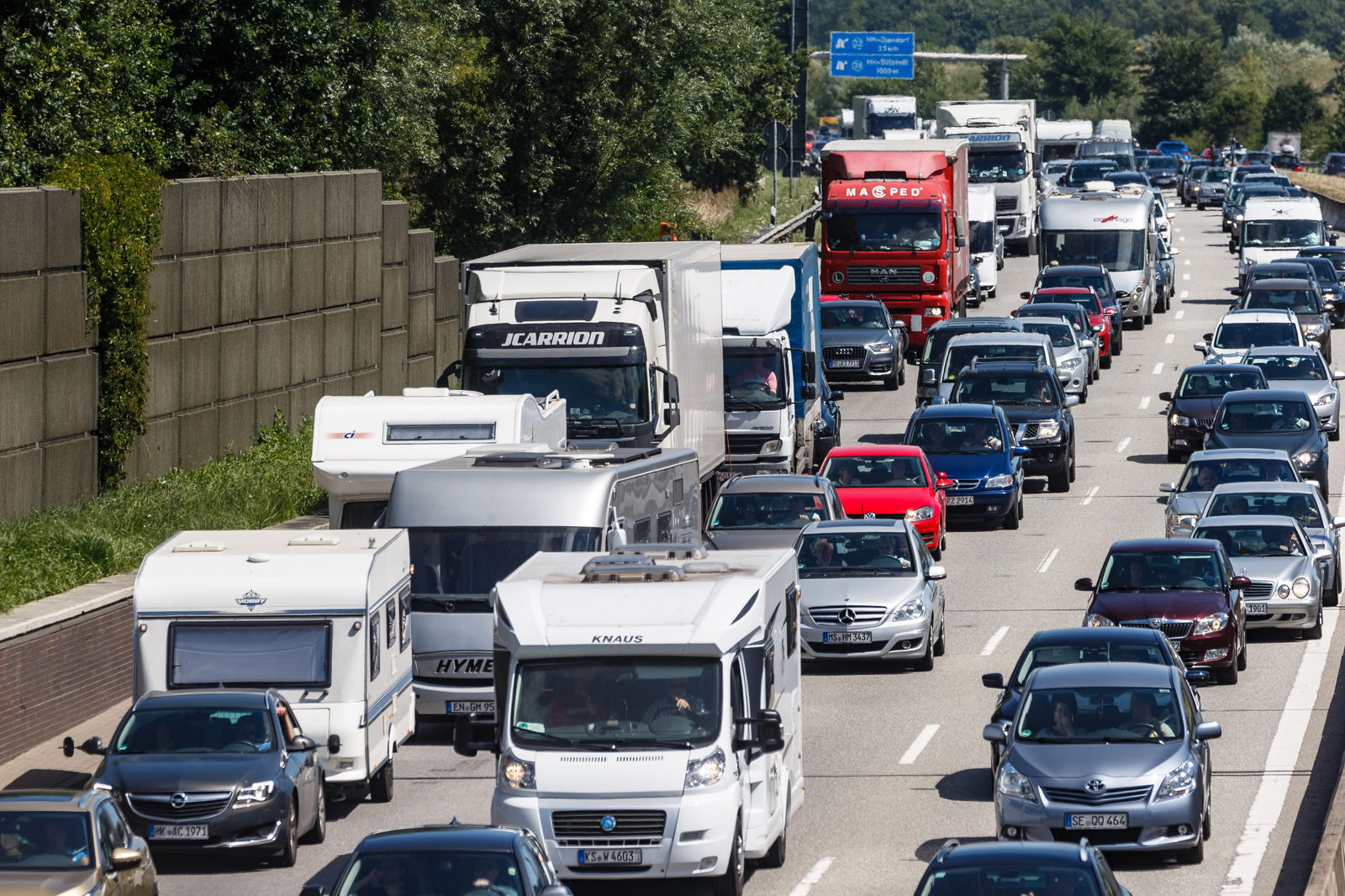 Stau auf der A1 Ferienbeginn