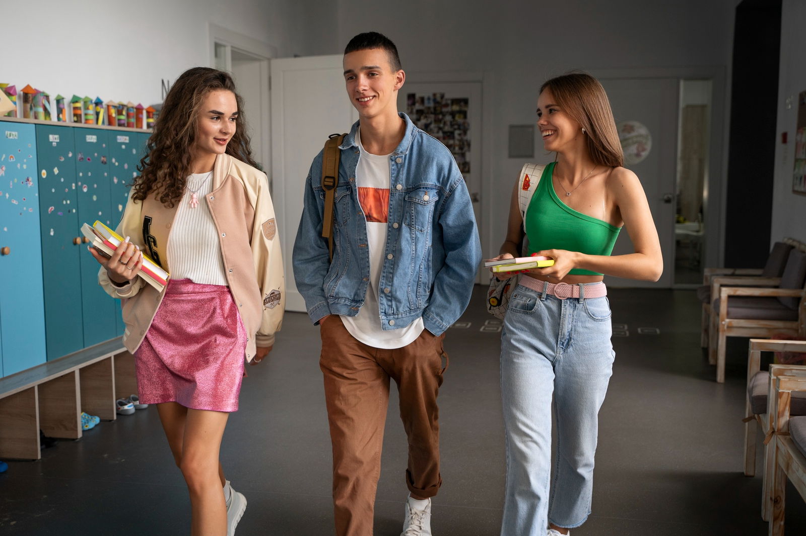 Eine Gruppe Schüler läuft über den Schulflur 