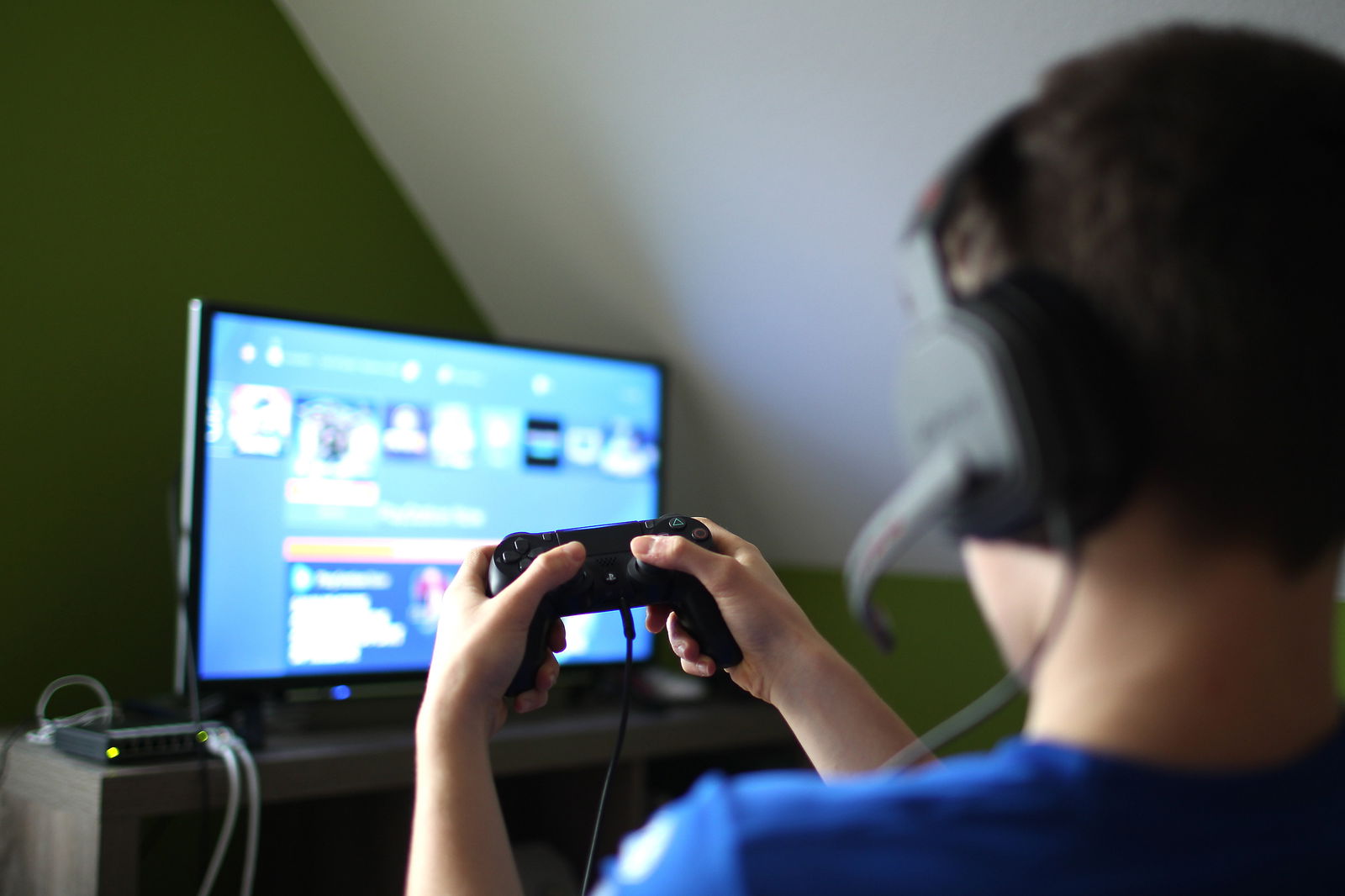 Jugendlicher zockt an Fernseher