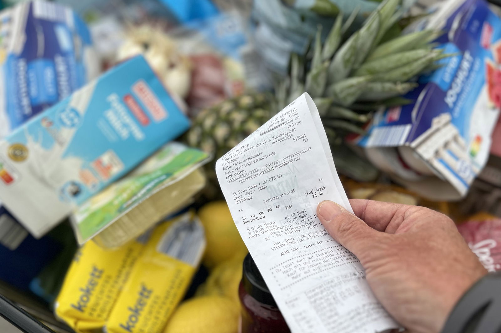 Kassenzettel vor vollem Einkaufswagen