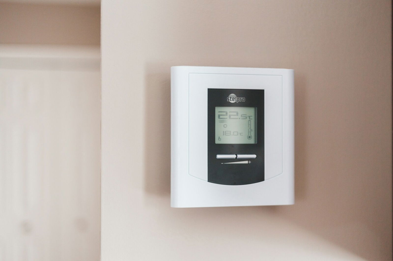 Thermostat an der Wand