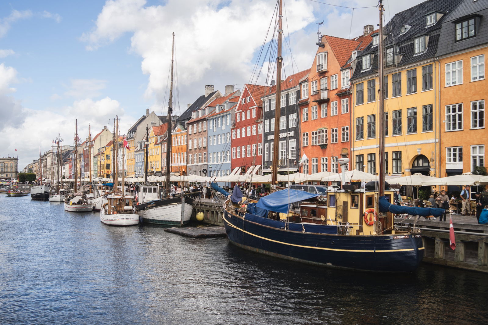 Blick auf die Wasserfront des Hafens Nyhavn in Kopenhagen