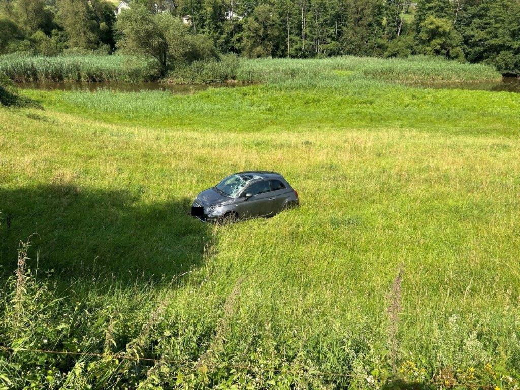 Auto auf Feld