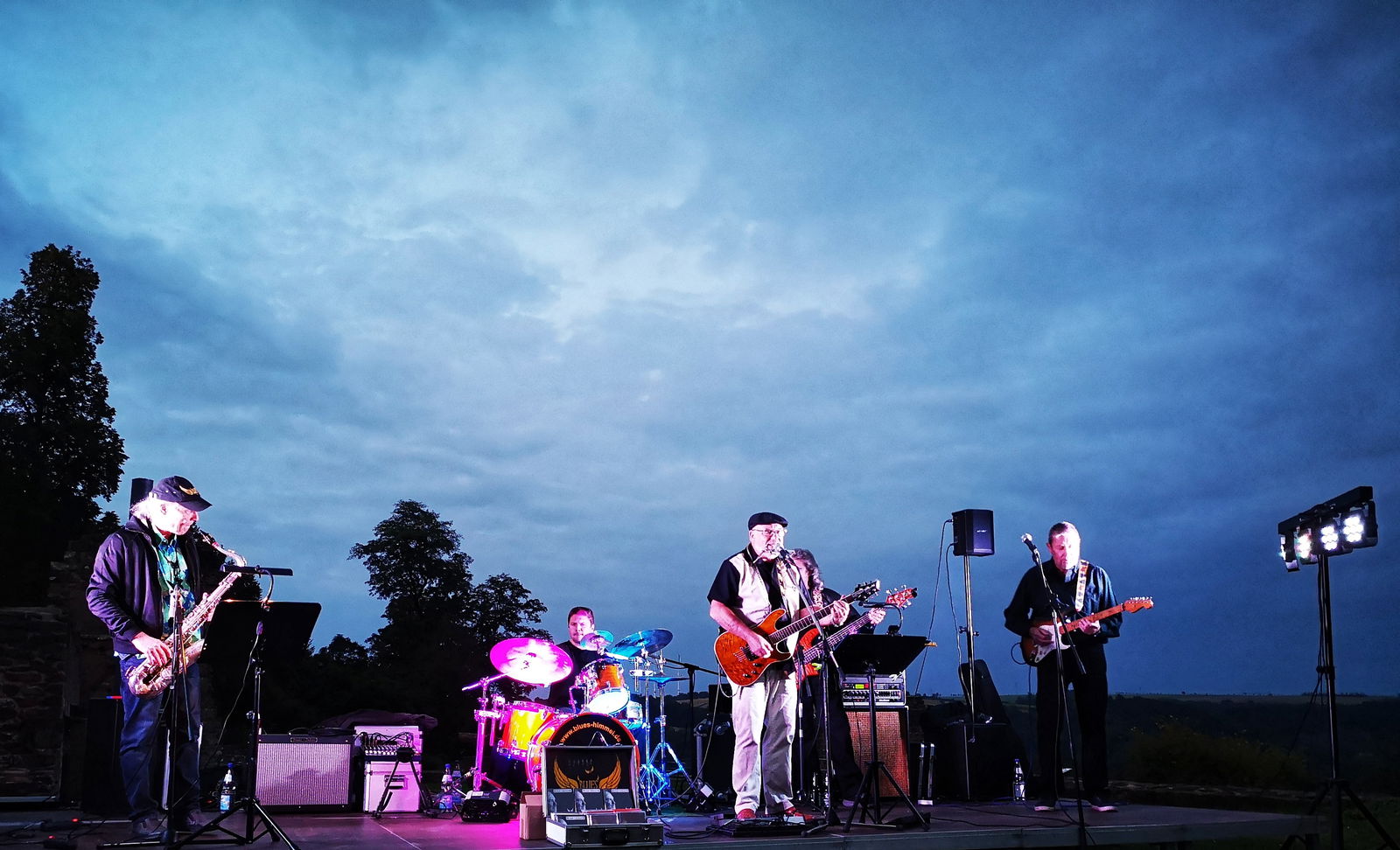 Blues Himmel vor eindrucksvollem Abendhimmel