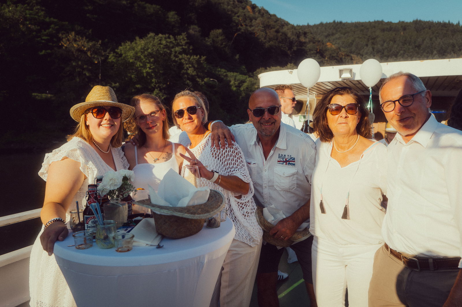 Regenbogen Partyschiff 2024