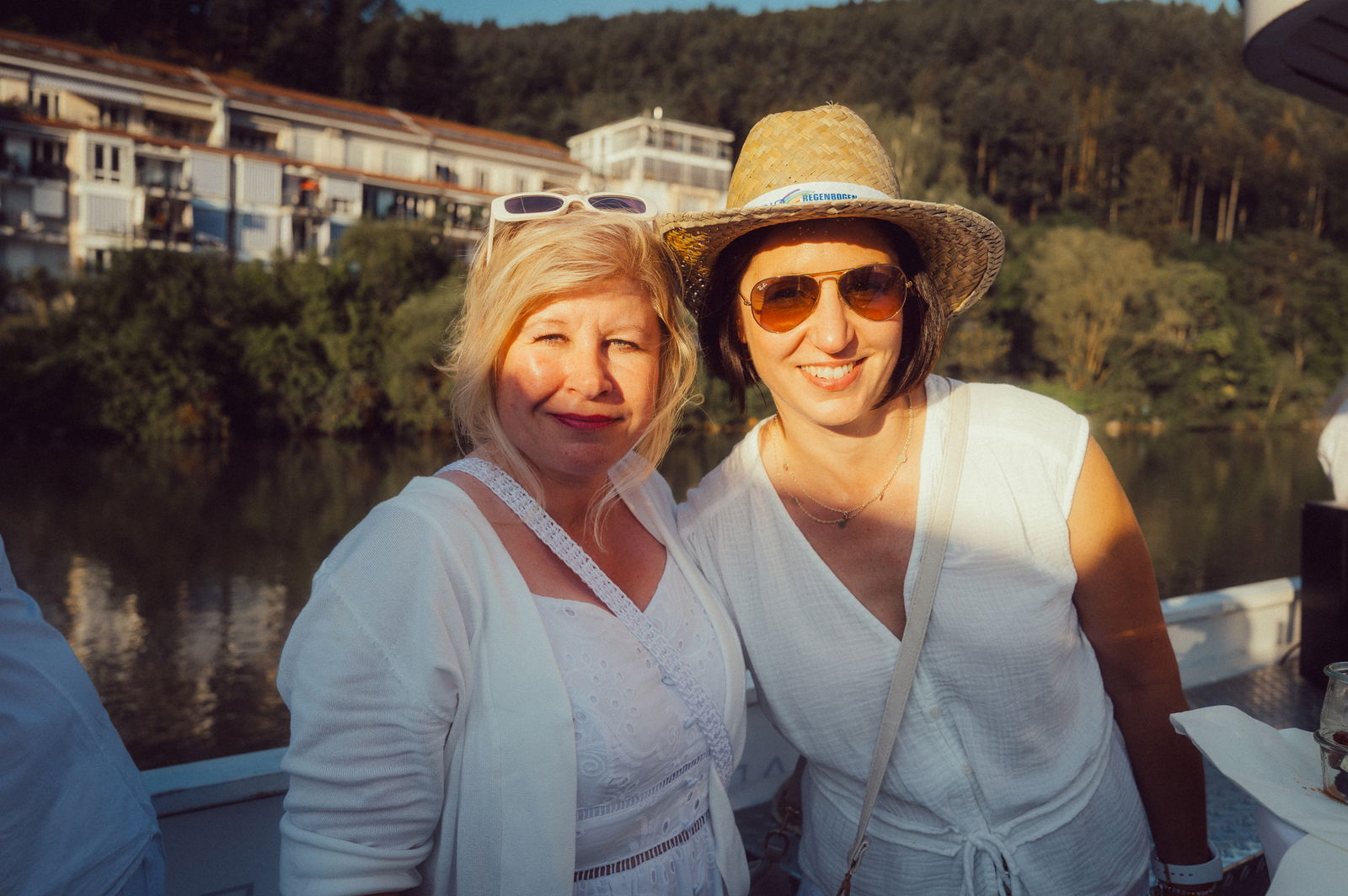 Regenbogen Partyschiff 2024