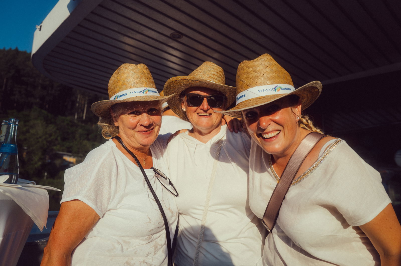 Regenbogen Partyschiff 2024