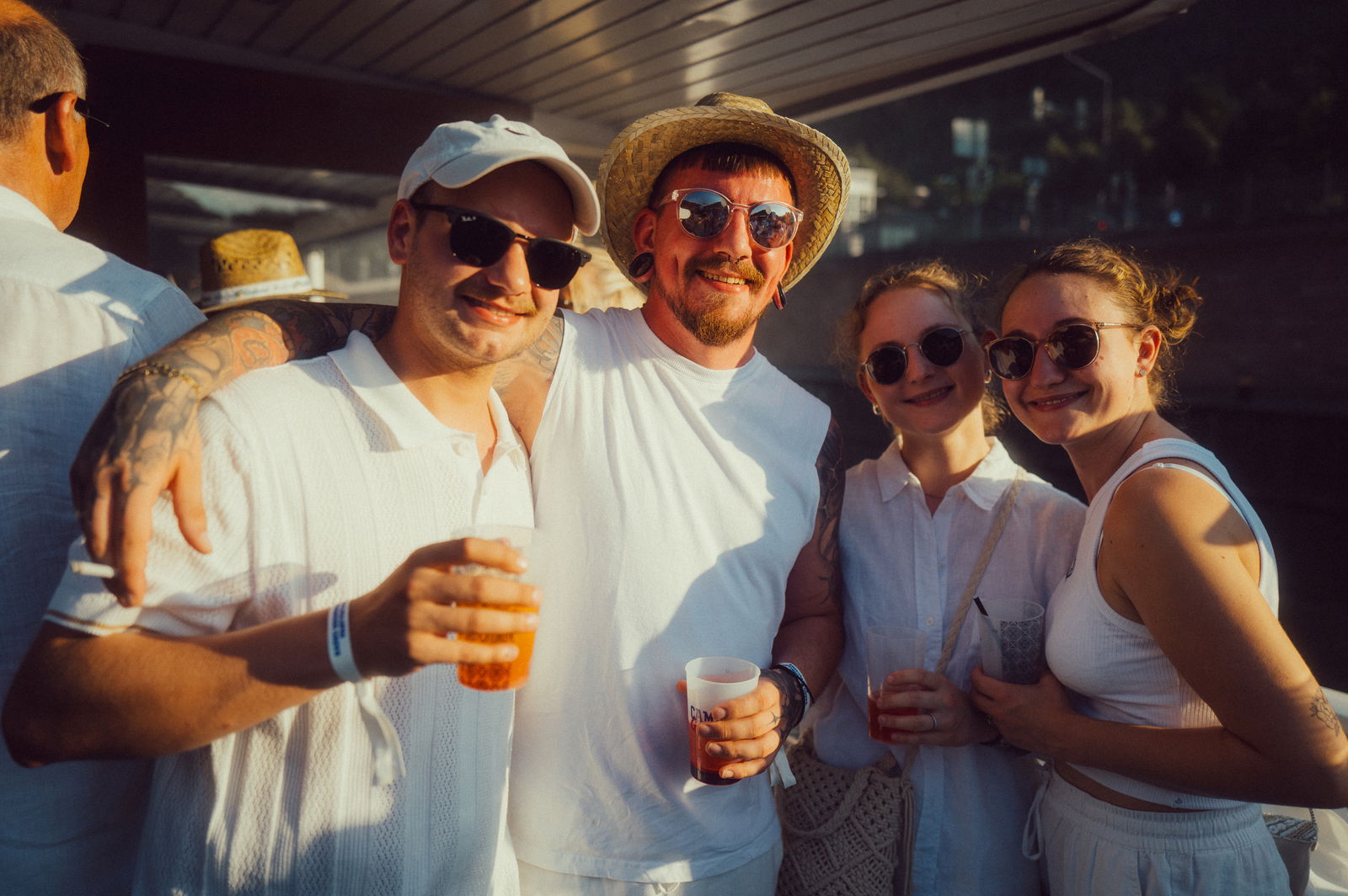 Regenbogen Partyschiff 2024