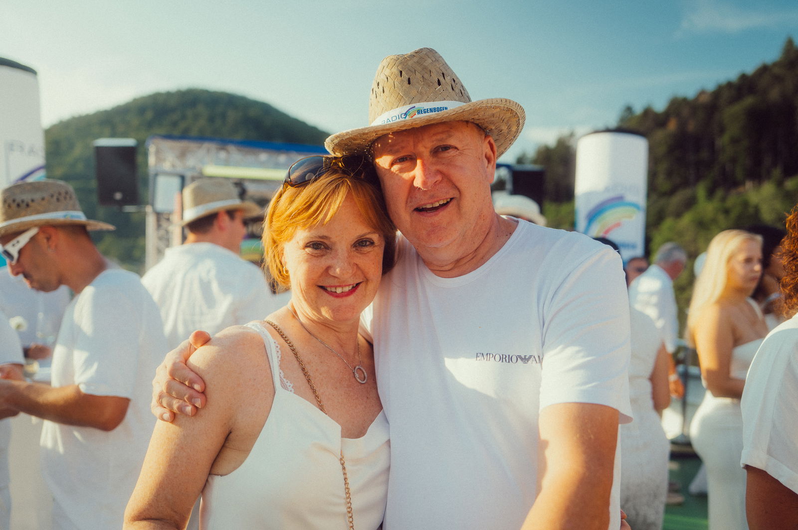 Regenbogen Partyschiff 2024