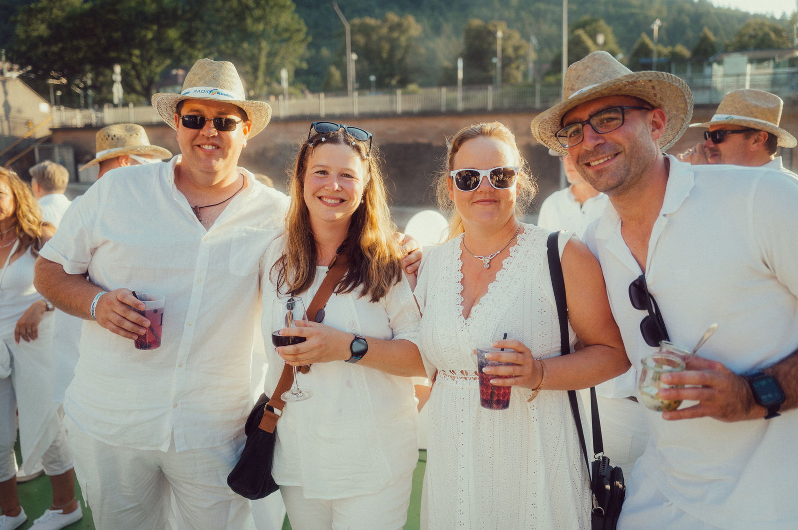 Regenbogen Partyschiff 2024