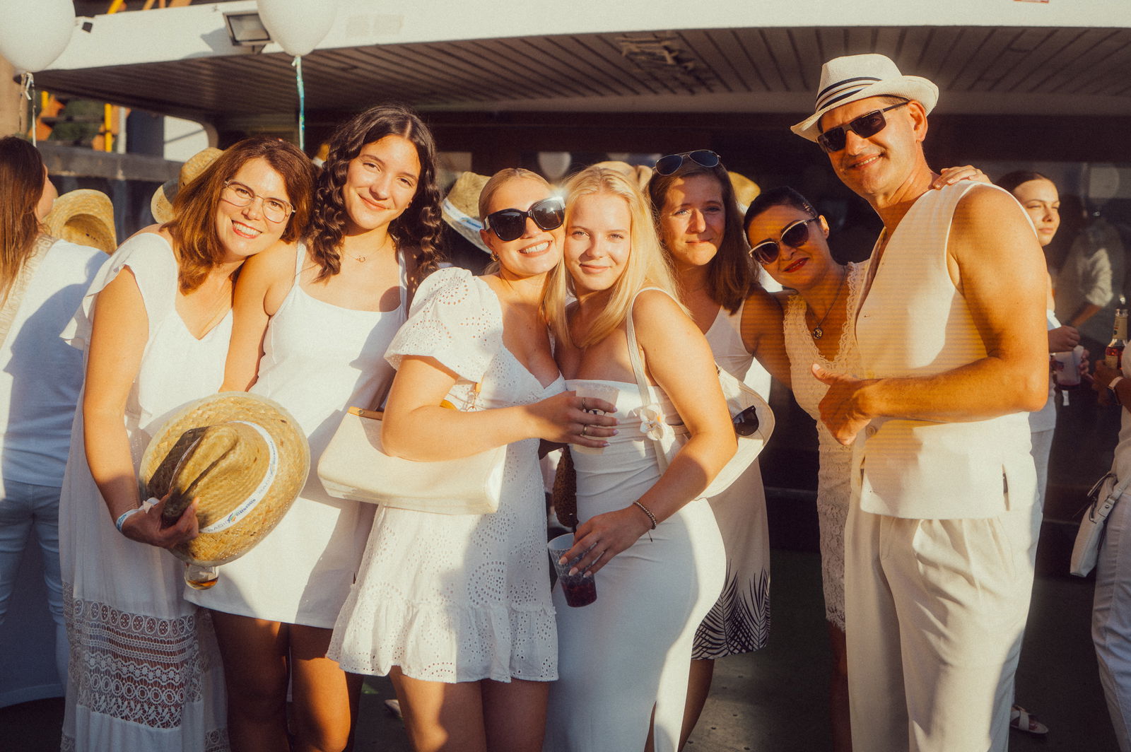 Regenbogen Partyschiff 2024