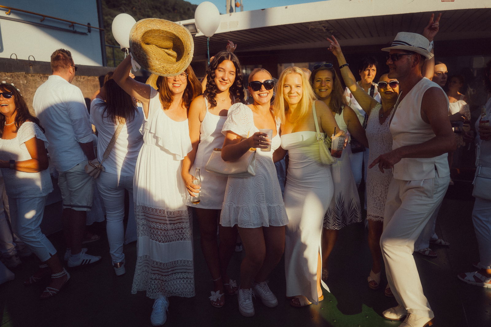 Regenbogen Partyschiff 2024