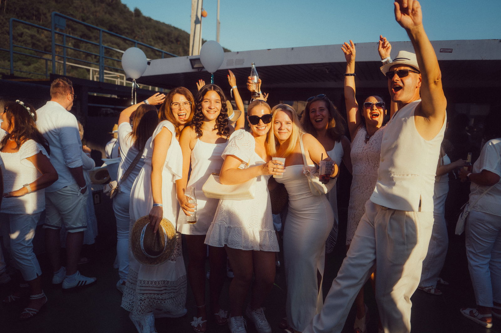 Regenbogen Partyschiff 2024