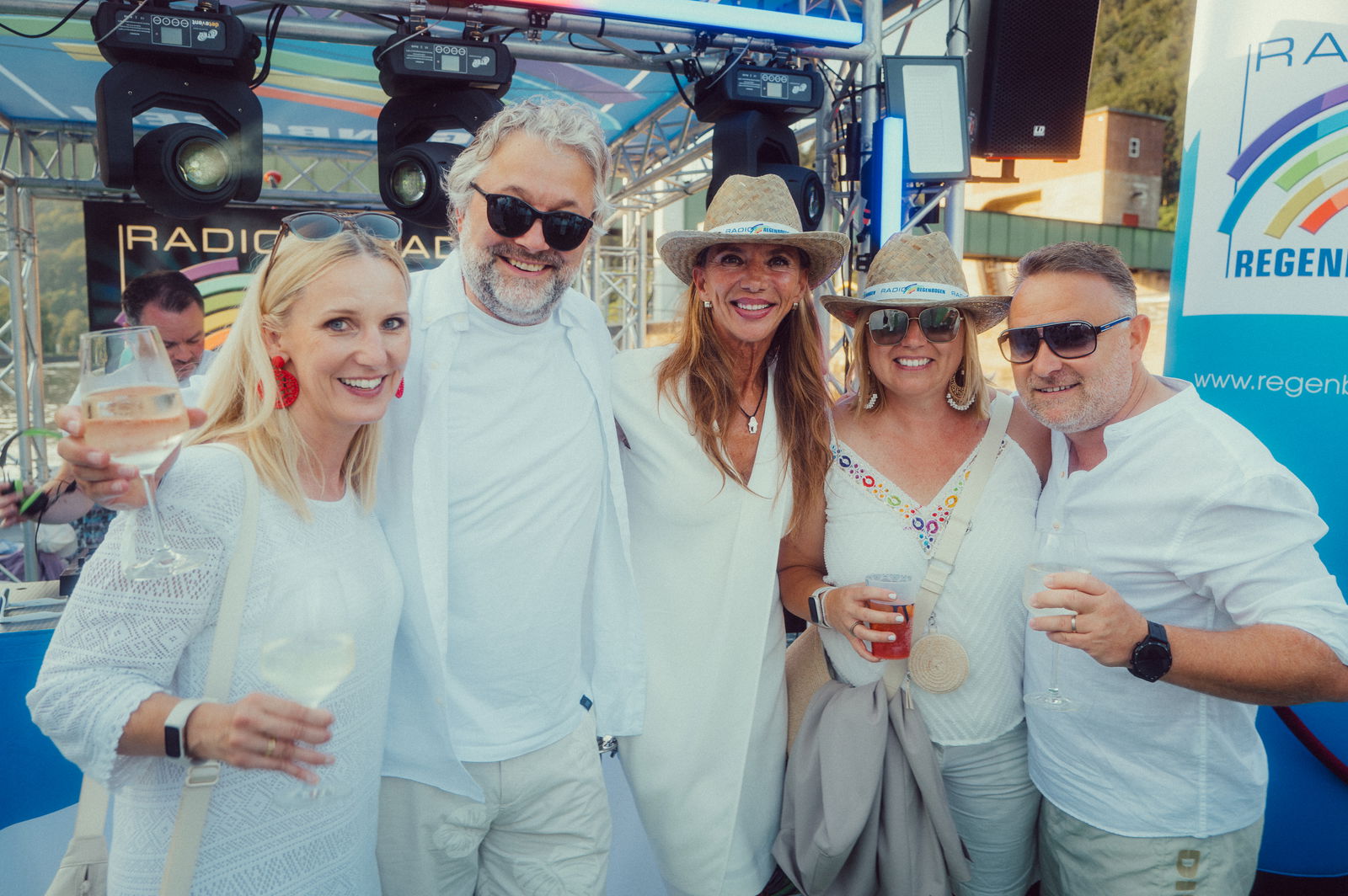 Regenbogen Partyschiff 2024