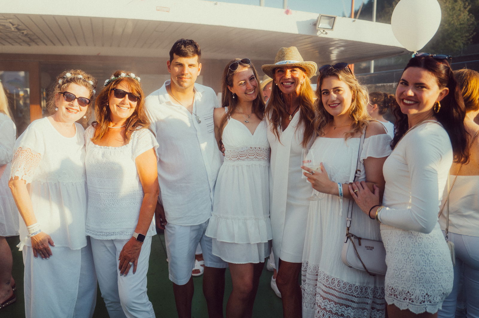 Regenbogen Partyschiff 2024