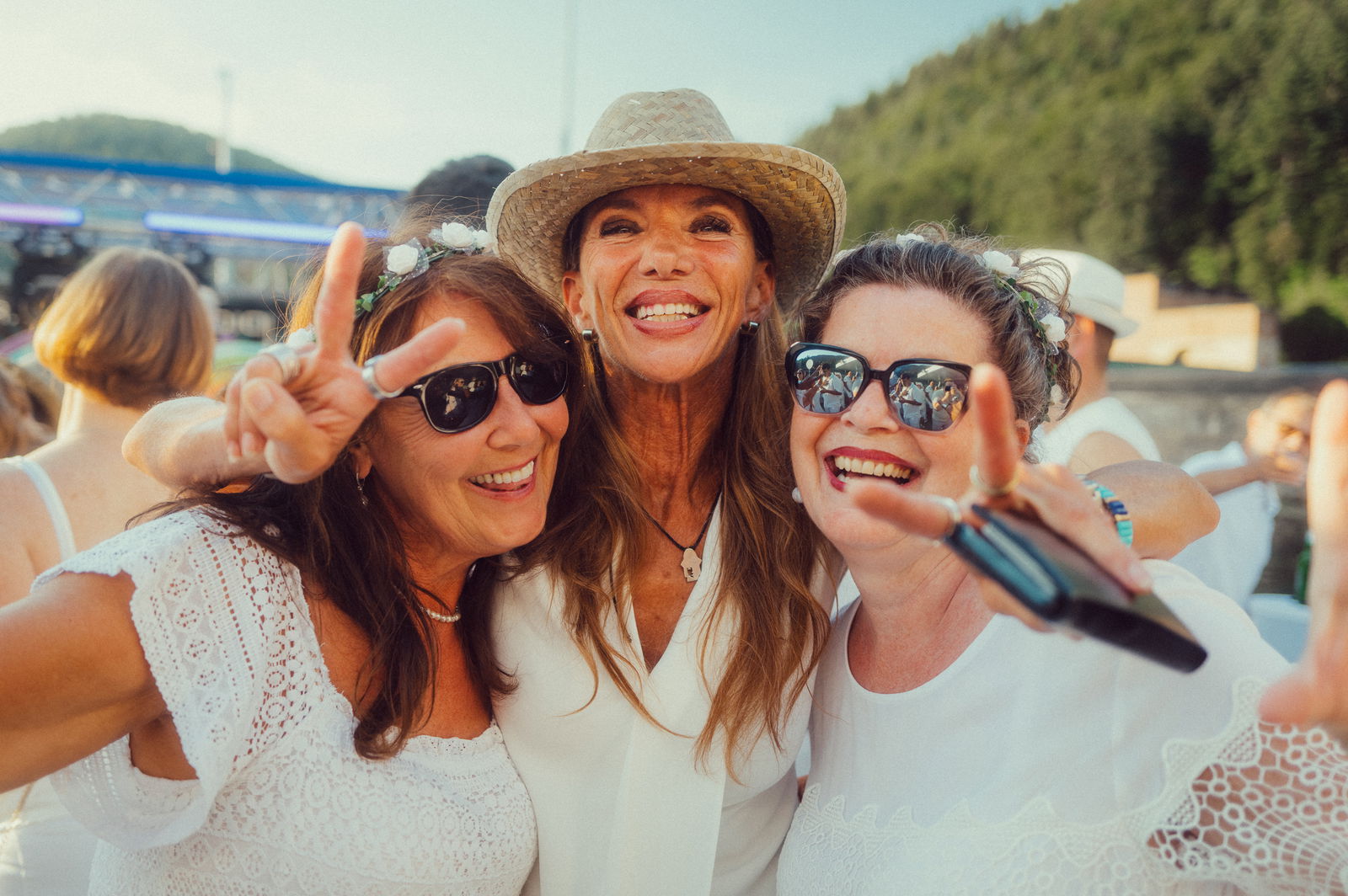 Regenbogen Partyschiff 2024