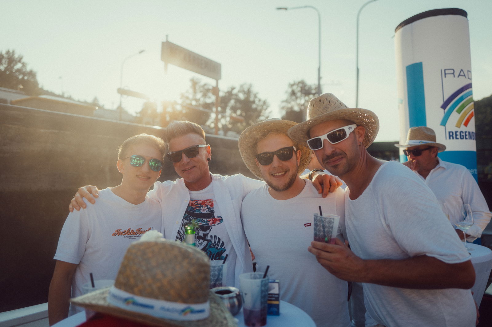 Regenbogen Partyschiff 2024