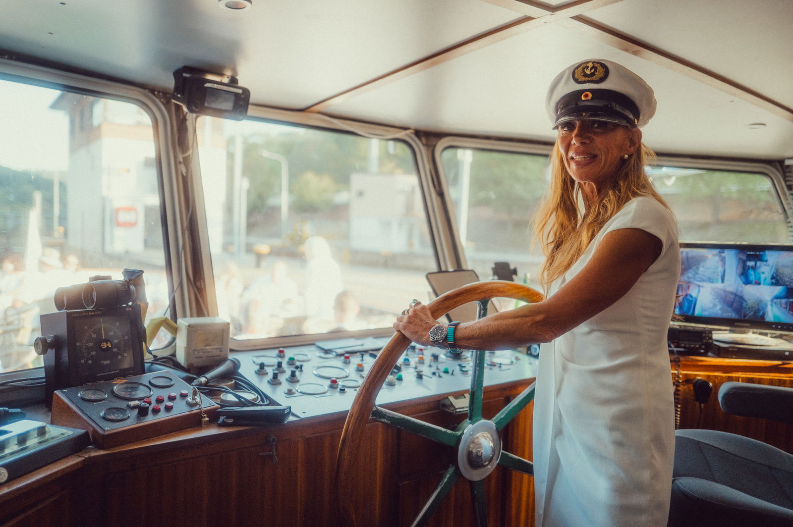 Regenbogen Partyschiff 2024