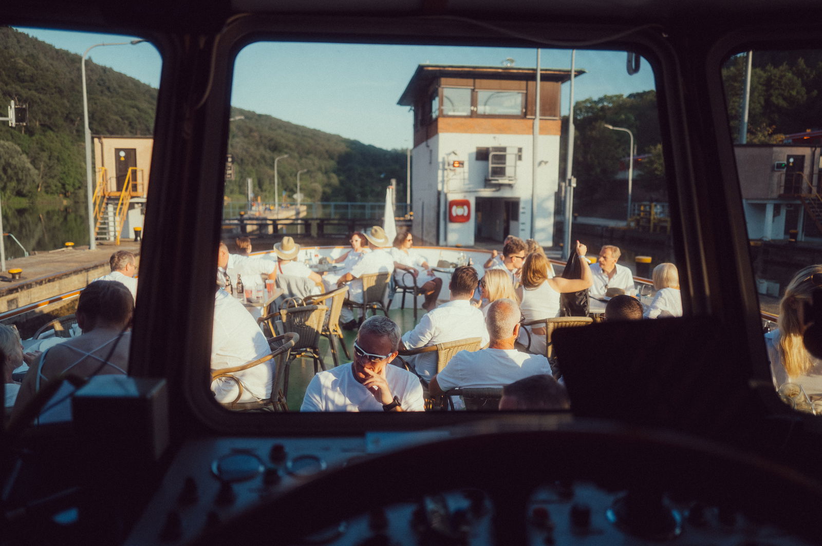 Regenbogen Partyschiff 2024