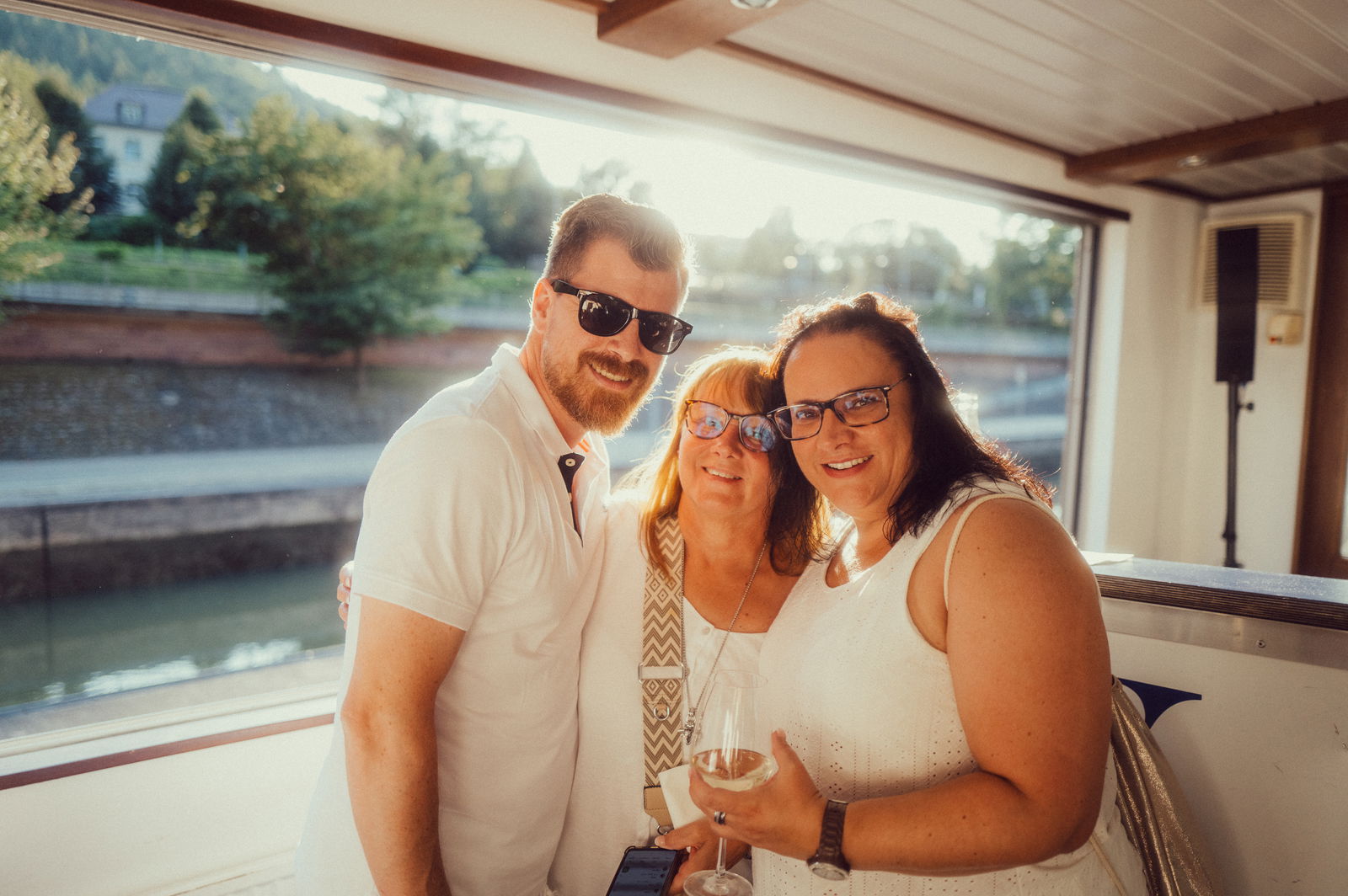 Regenbogen Partyschiff 2024