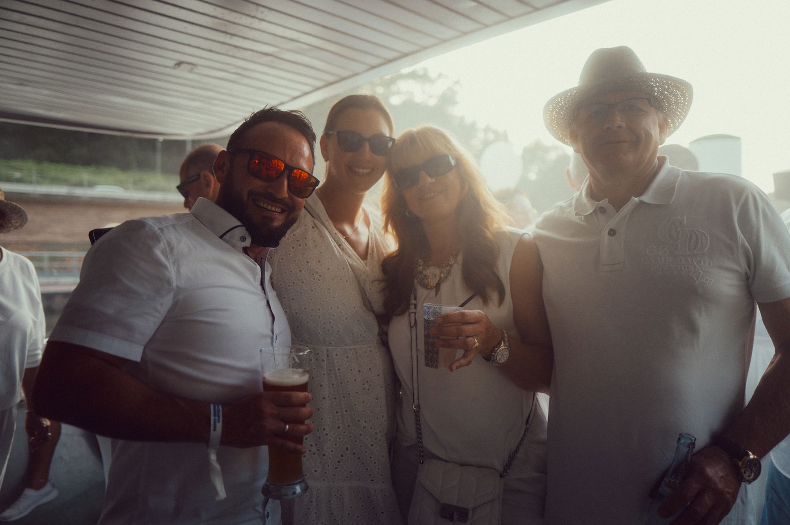 Regenbogen Partyschiff 2024