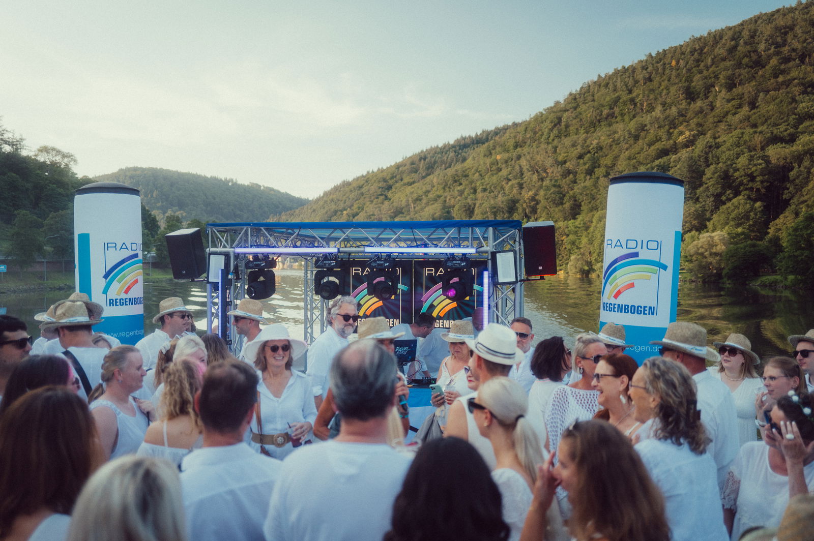 Regenbogen Partyschiff 2024