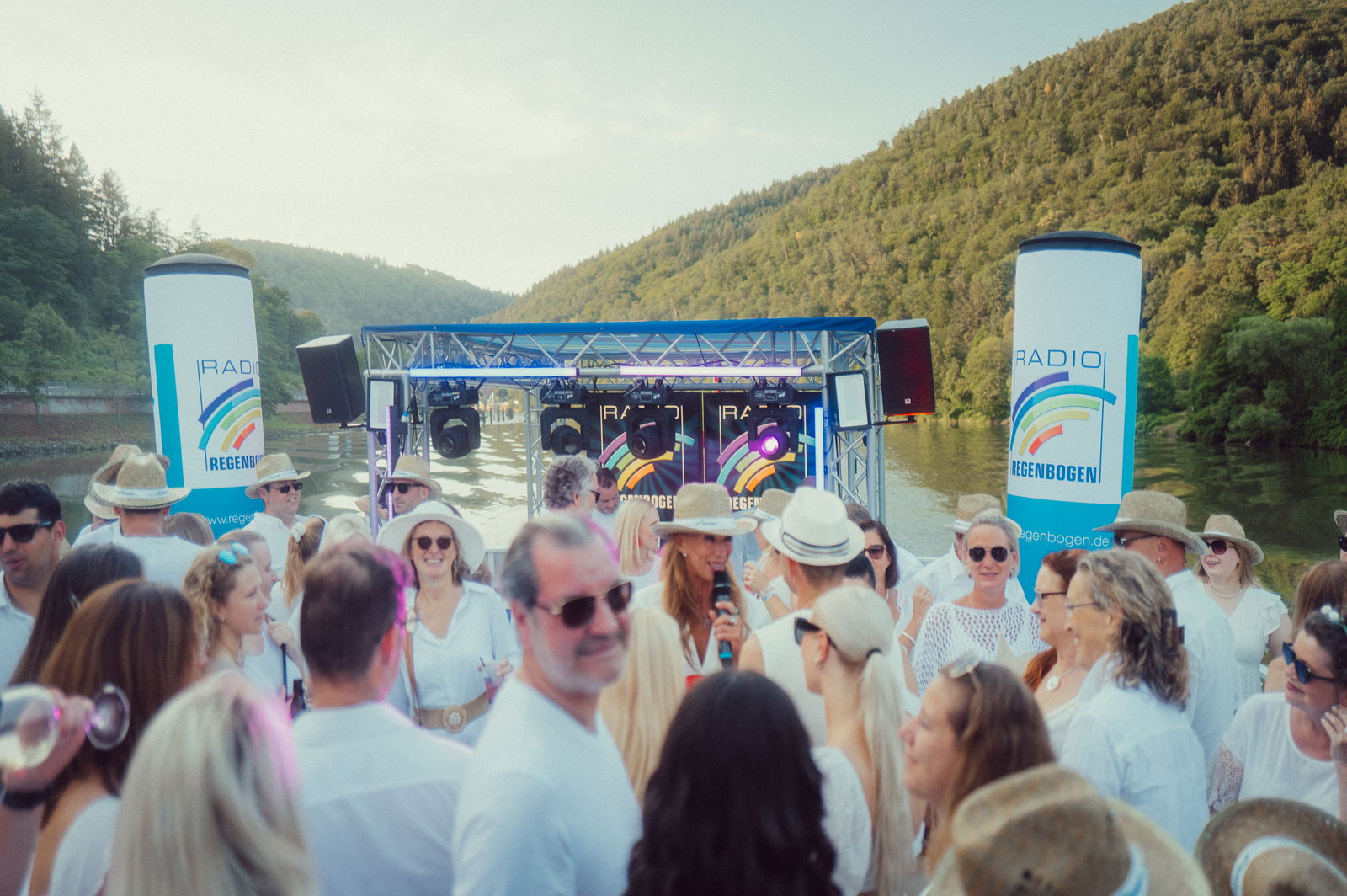 Regenbogen Partyschiff 2024