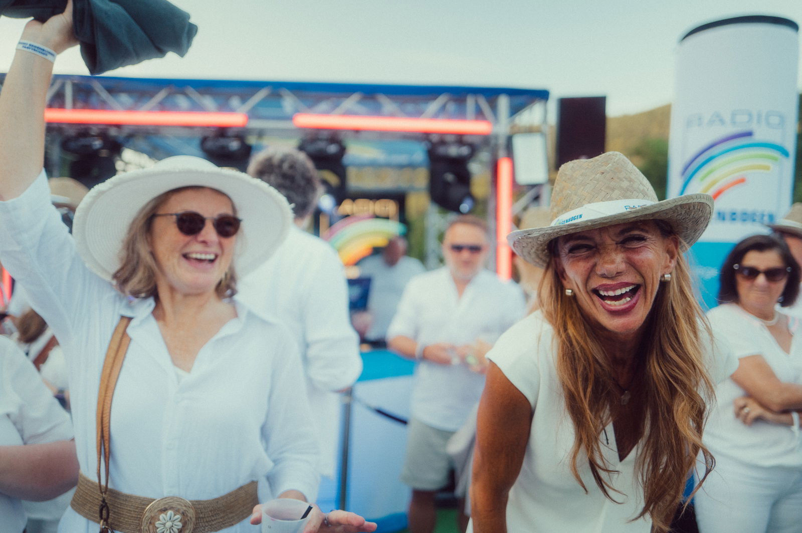 Regenbogen Partyschiff 2024