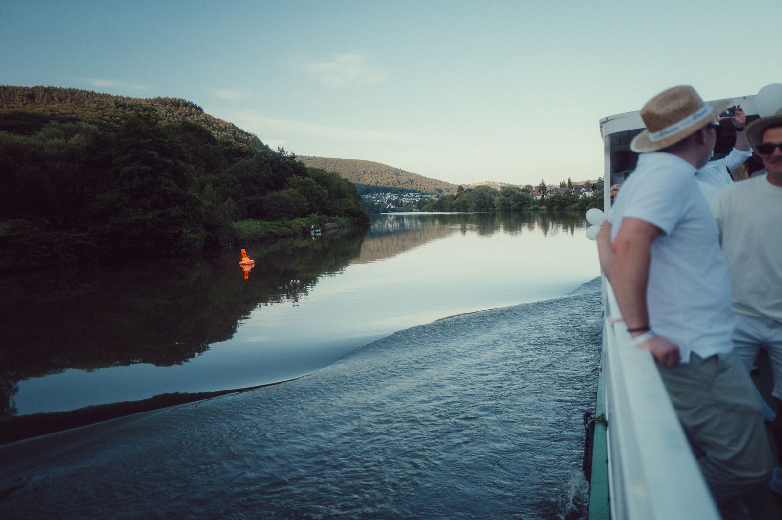 Regenbogen Partyschiff 2024