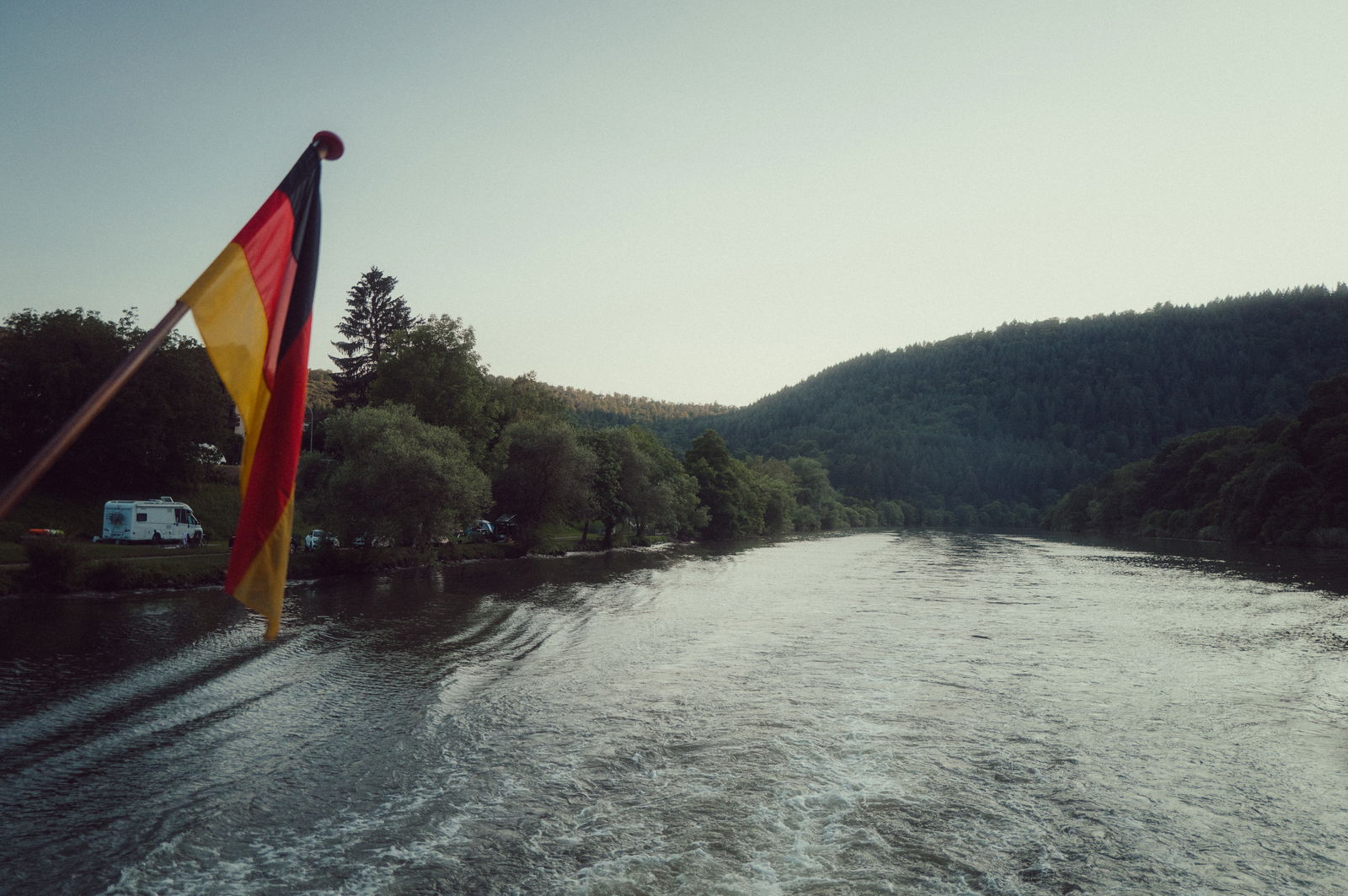 Regenbogen Partyschiff 2024