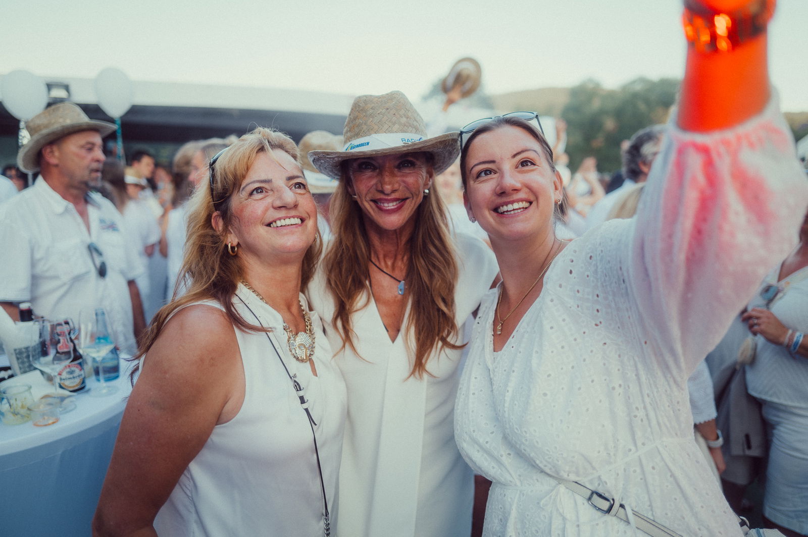 Regenbogen Partyschiff 2024