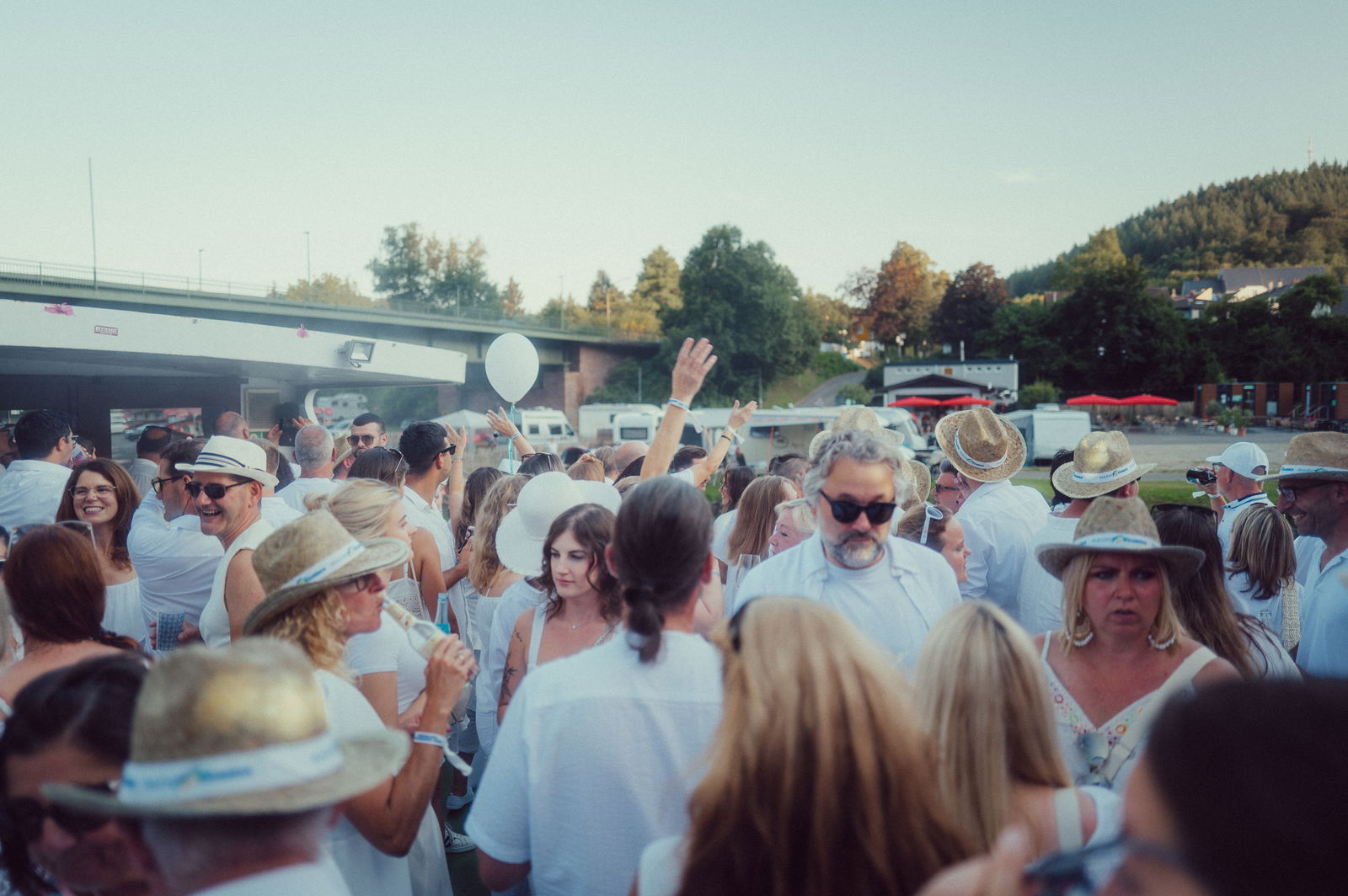 Regenbogen Partyschiff 2024