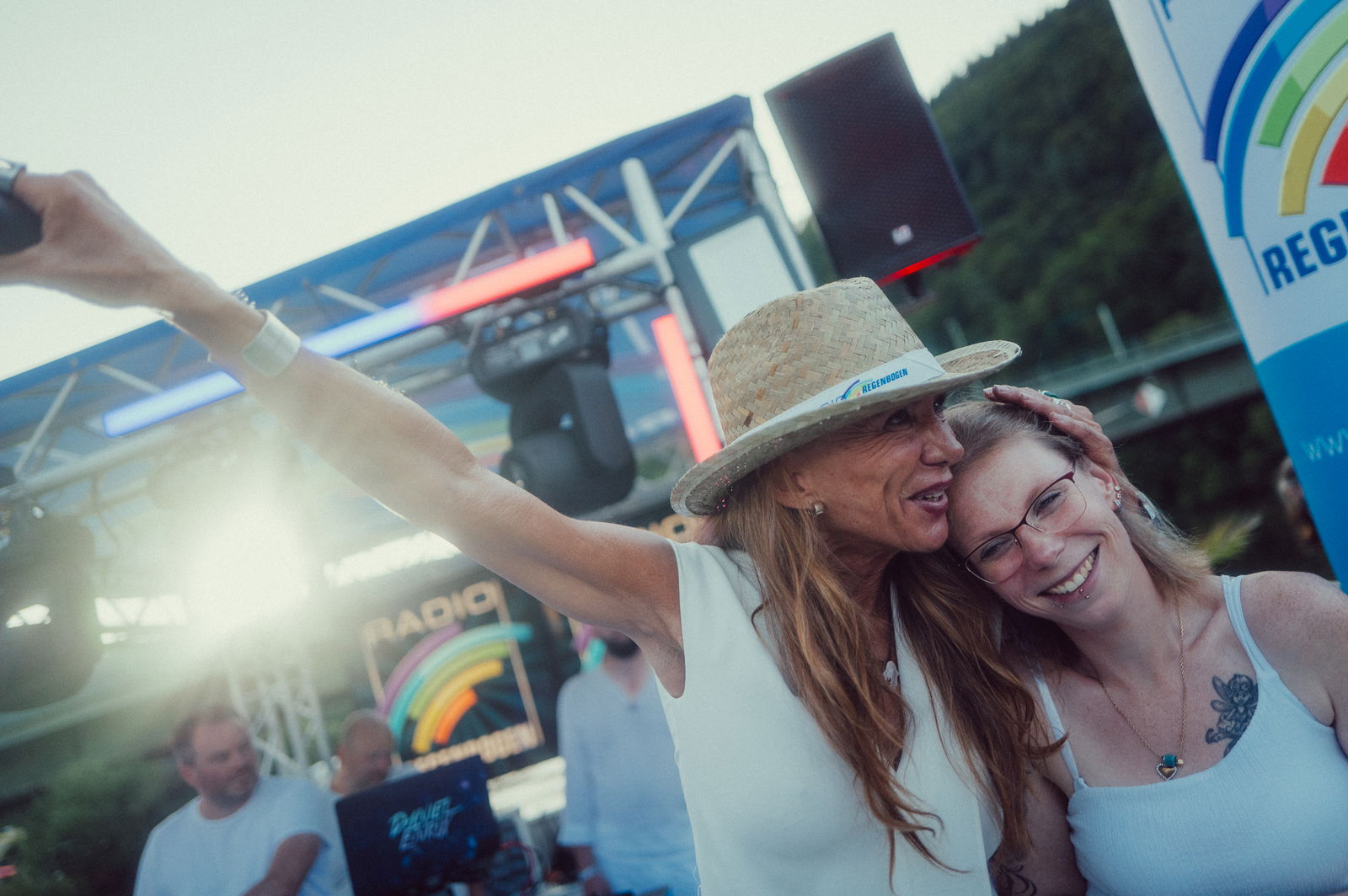 Regenbogen Partyschiff 2024