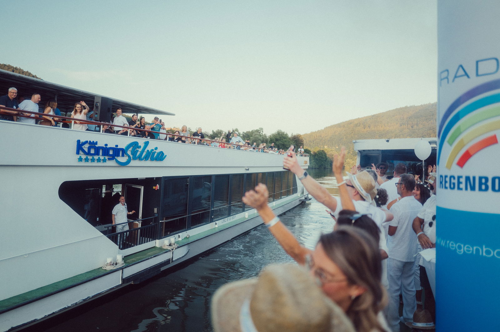 Regenbogen Partyschiff 2024