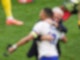 Nationaltrainer Didier Deschamps (r) und Frankreichs Superstar Kylian Mbappé feiern den Sieg gegen Belgien.