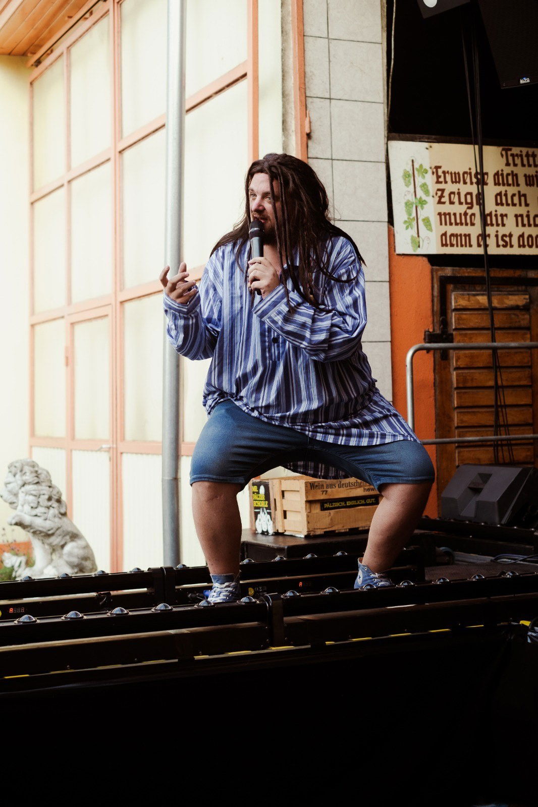 Toibasch live beim Woigoodsounds in Ilbesheim spielt seinen Song "Perfekter Stuhl"