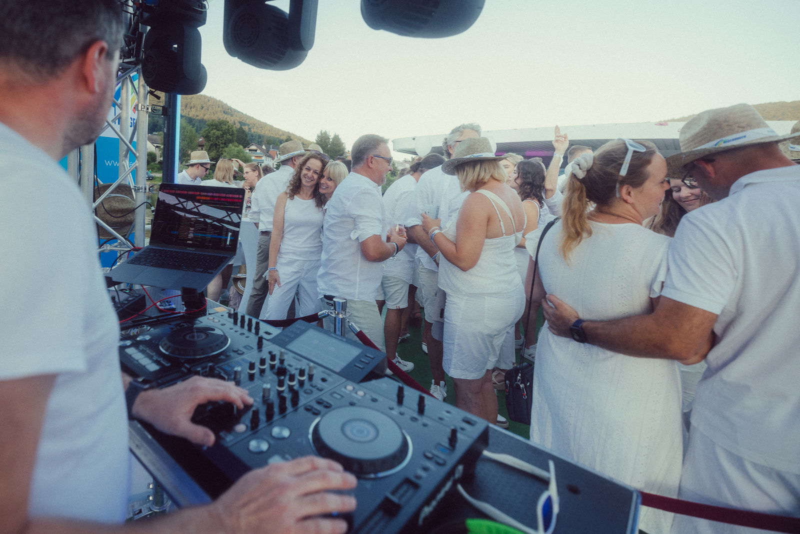 Regenbogen Partyschiff 2024