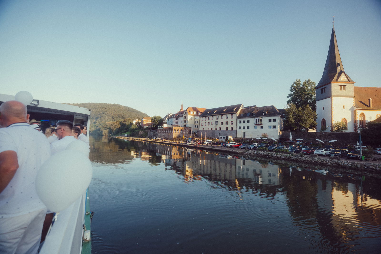 Regenbogen Partyschiff 2024