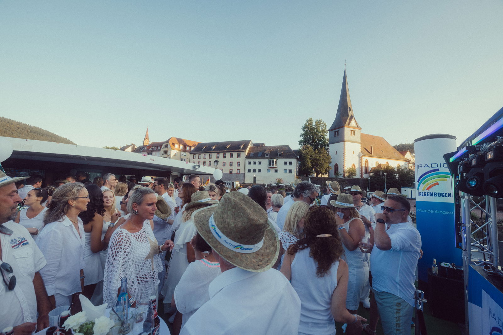 Regenbogen Partyschiff 2024