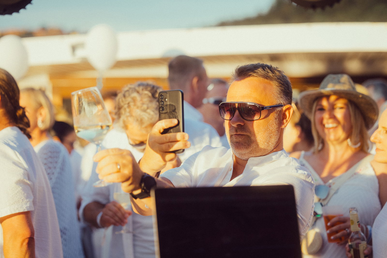 Regenbogen Partyschiff 2024