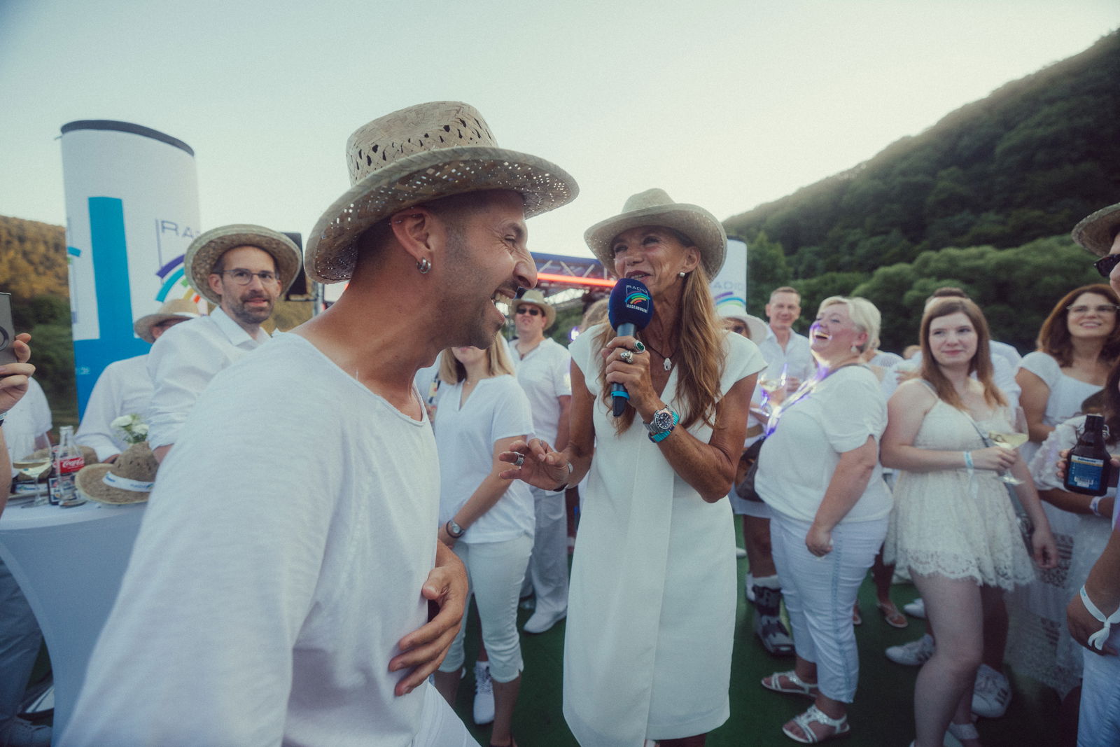 Regenbogen Partyschiff 2024