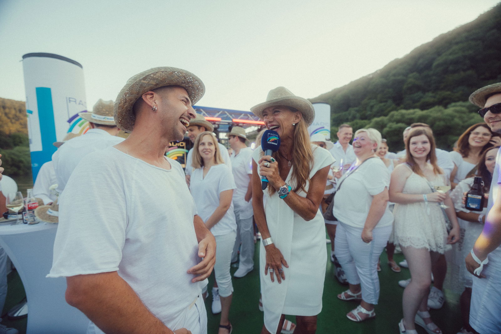 Regenbogen Partyschiff 2024