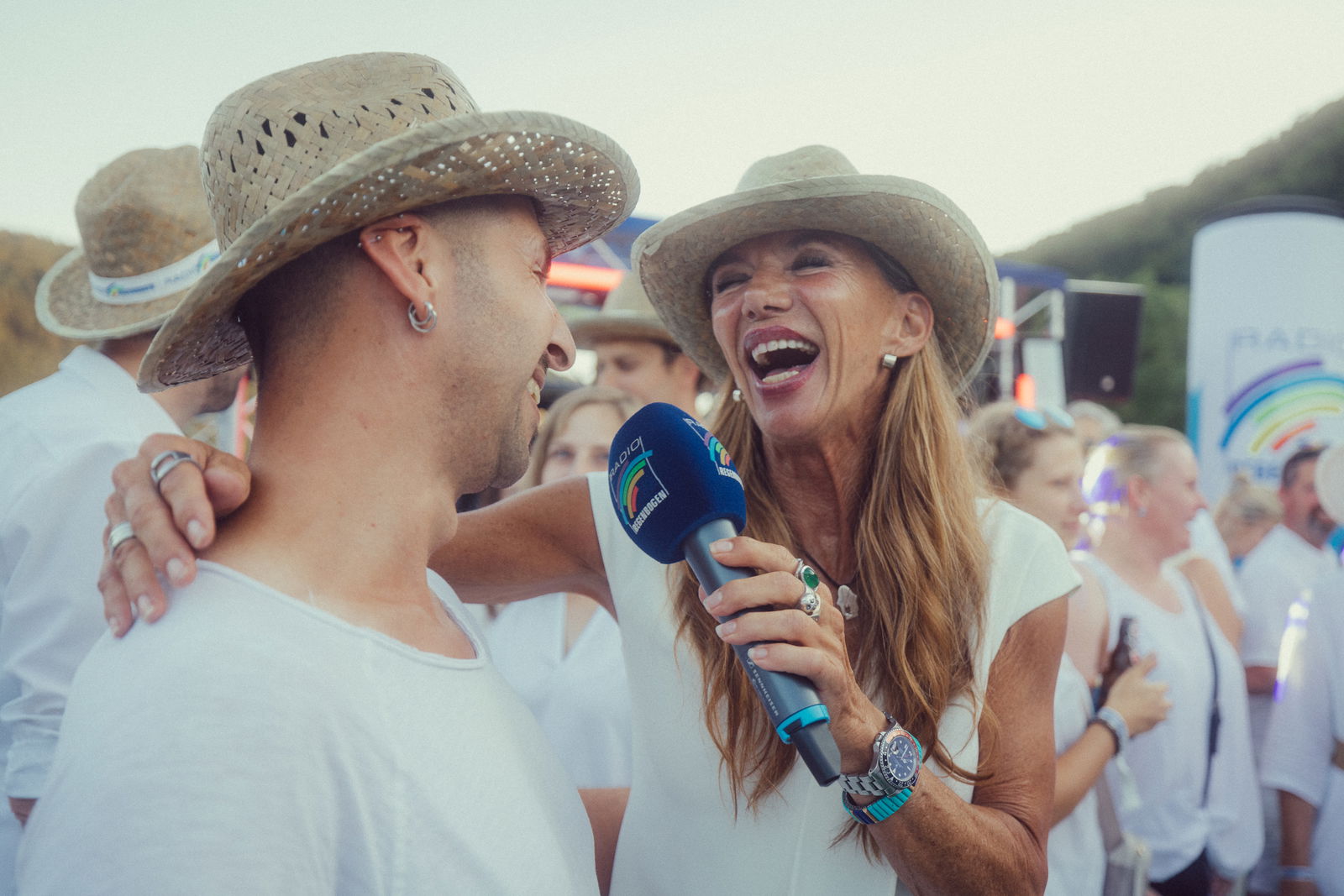 Regenbogen Partyschiff 2024