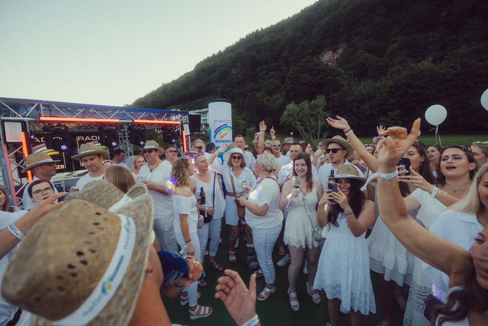 Regenbogen Partyschiff 2024