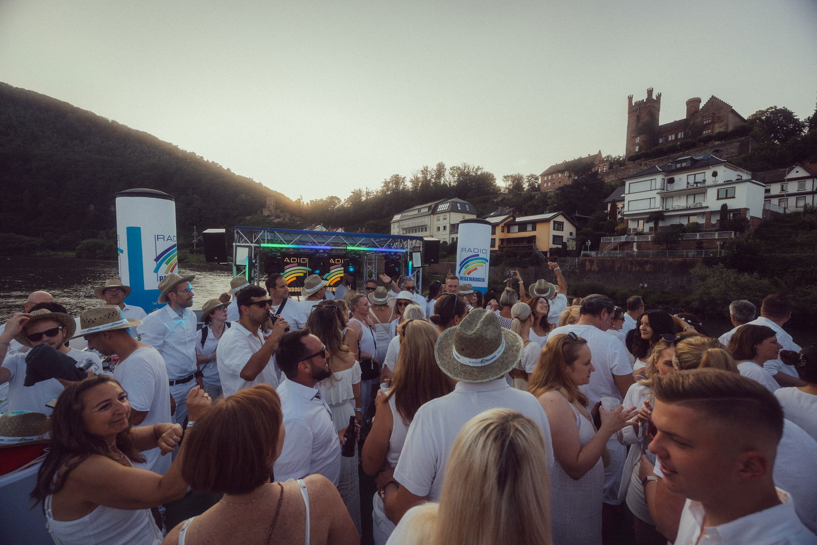 Regenbogen Partyschiff 2024