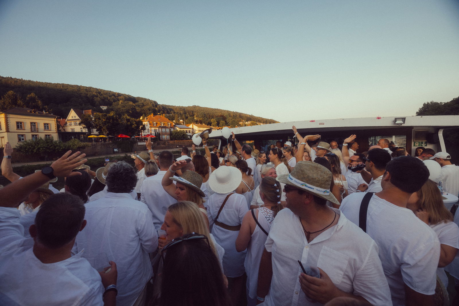 Regenbogen Partyschiff 2024