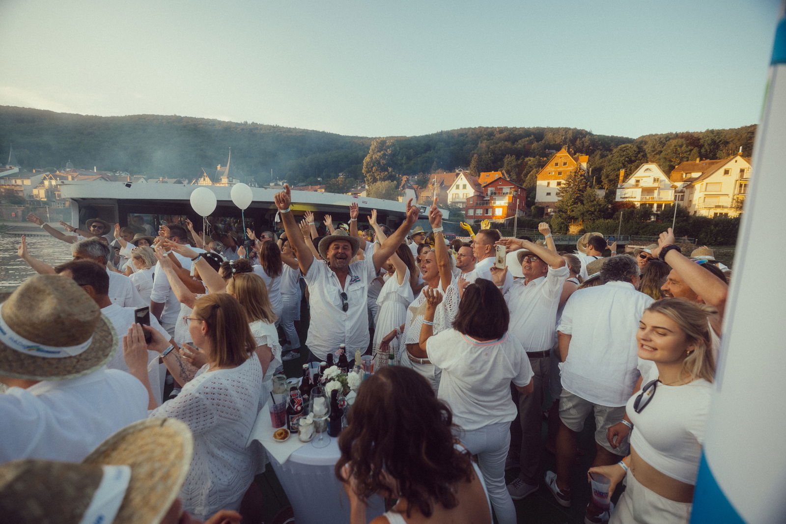 Regenbogen Partyschiff 2024