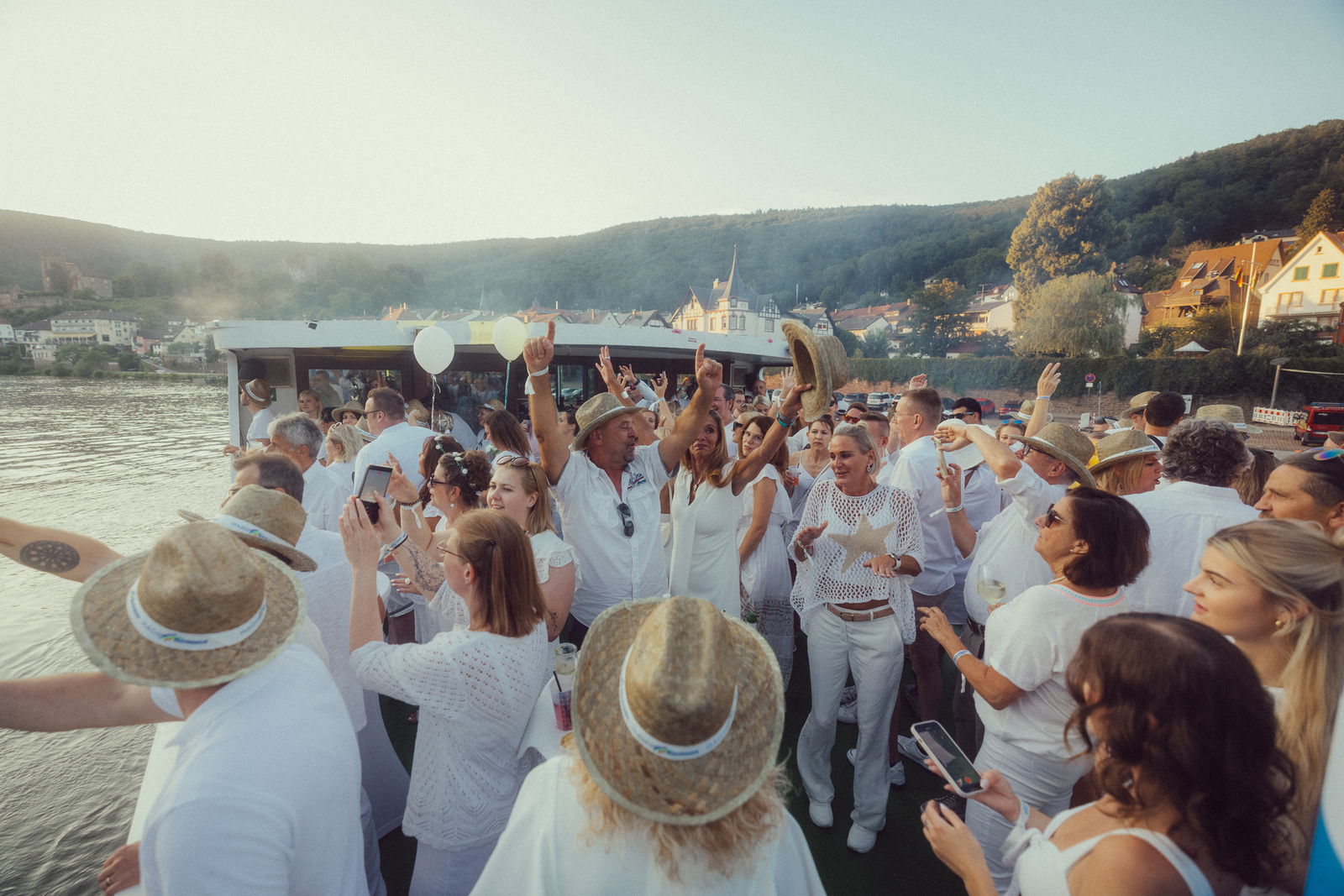 Regenbogen Partyschiff 2024