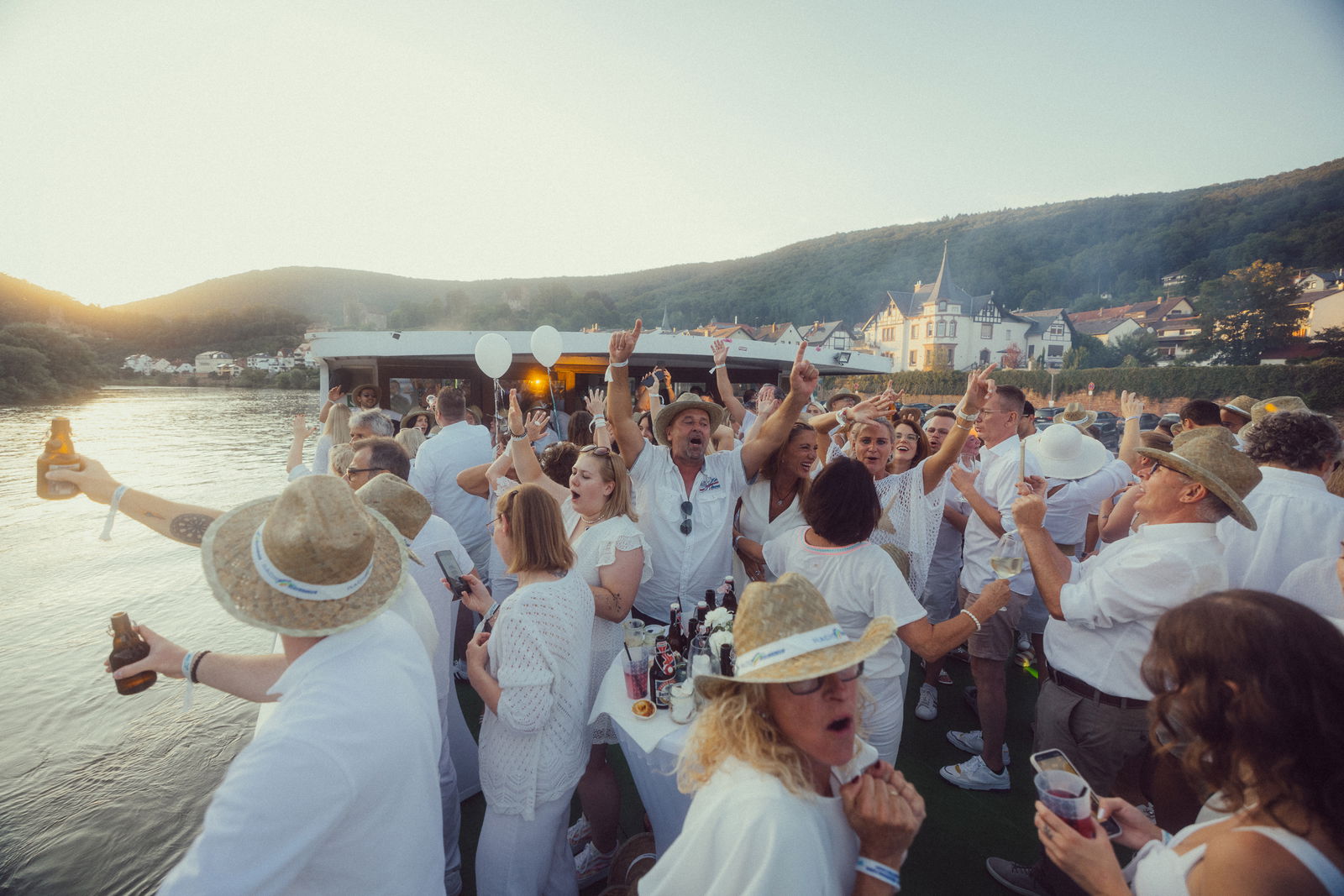 Regenbogen Partyschiff 2024