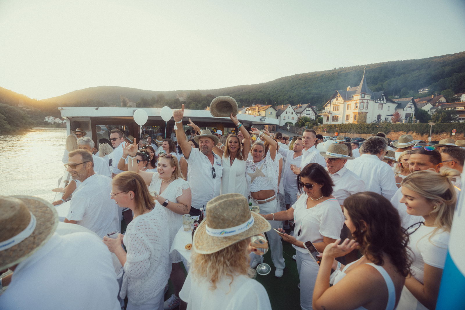 Regenbogen Partyschiff 2024